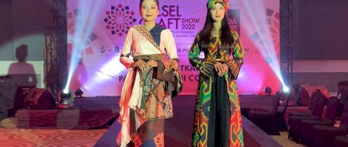 Batik Rongkong Rancangan Desainer Rinamariana Sita Perhatian Pengunjung Sulsel Craft Show 2022