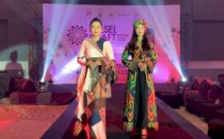 Batik Rongkong Rancangan Desainer Rinamariana Sita Perhatian Pengunjung Sulsel Craft Show 2022