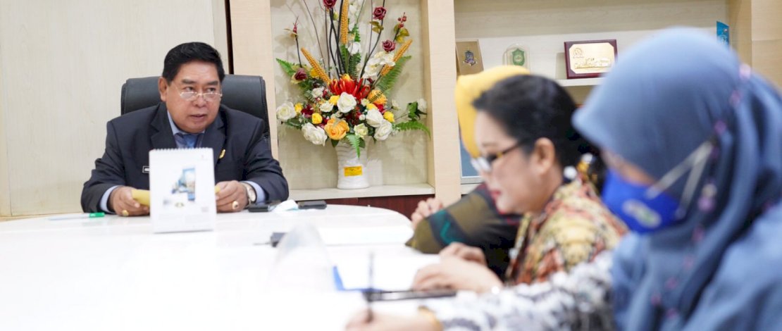 Kepala Balai BPOM Makassar, Hardaningsih, saat menemui Sekretaris Daerah Provinsi Sulsel, Abdul Hayat Gani, di Kantor Gubernur, Jumat, 10 Juni 2022.