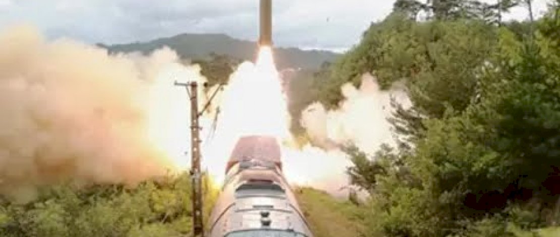Uji coba peluncuran rudal dari kereta di Korea Utara (the daily mail) 