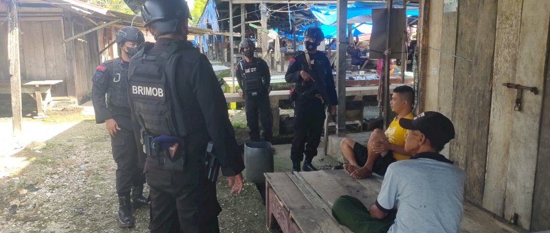 Brimob Bone Sambangi Pasar Lacokkong, Ada Apa?