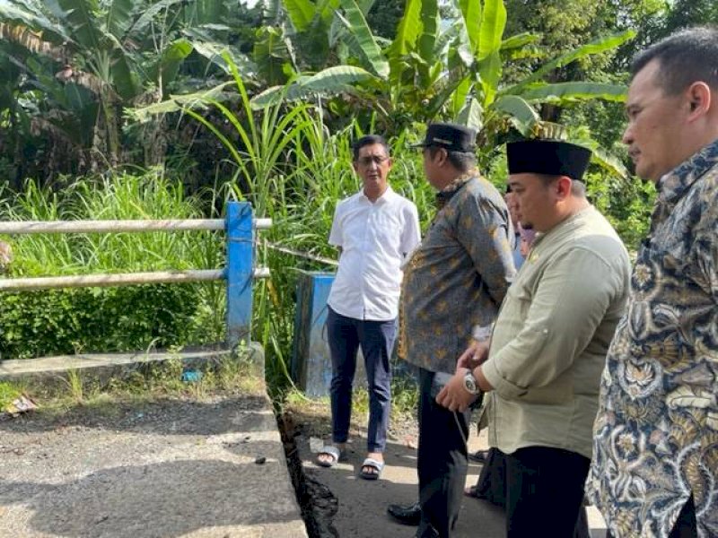 Tinjau Jembatan Ambruk, Bupati Maros Anggarkan Perbaikan Sebesar Rp950 Juta