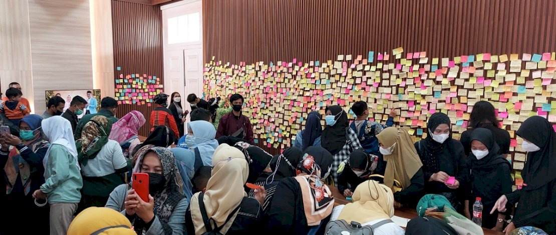 Ucapan doa yang dituliskan warga di selembar kertas warna warni yang ditempel di dinding salah satu ruangan di Gedung Pakuan, Kediaman resmi Gubernur Bandung, Jawa Barat, Minggu (12/6/2022). Ucapan doa ini ditujukan untuk jenazah Emmeril Kahn Mumtadz dan keluarga Ridwan Kamil. 