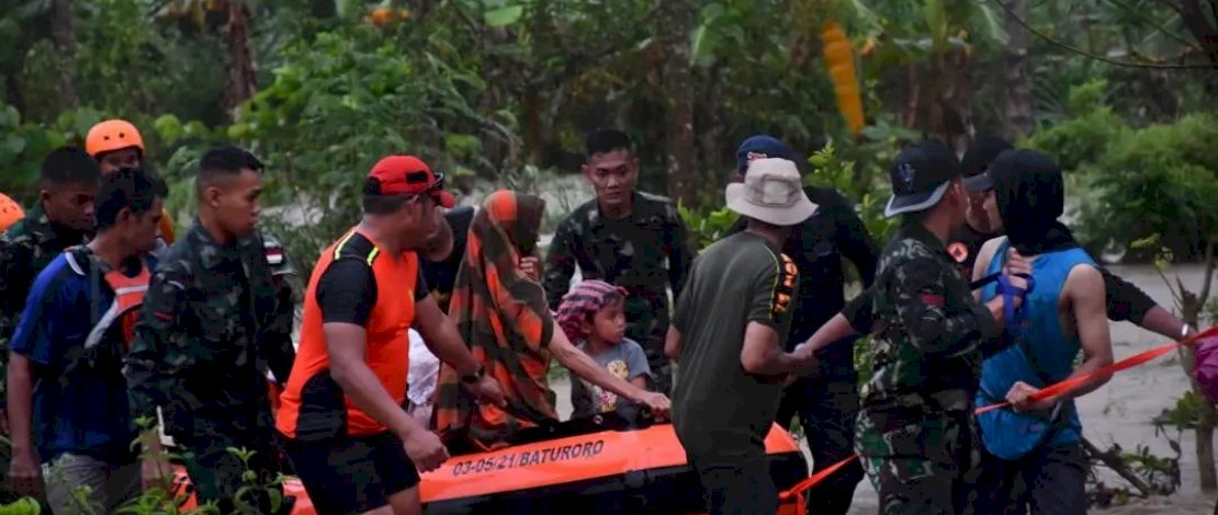 Personel Korem 142/Tatag evakuasi warga yang terjebak banjir akibat hujan deras di lingkungan Sese bia Kelurahan Rangas Kec. Simboro Kab. Mamuju Prov. Sulawesi Barat. Minggu ( 12/6/22 ) FOTO DOKOMENTASI Korem 142/Tatag Personel Korem 142/Tatag evakuasi warga yang terjebak banjir akibat hujan deras di lingkungan Sese bia Kelurahan Rangas Kec. Simboro Kab. Mamuju Prov. Sulawesi Barat. Minggu ( 12/6/22 ) FOTO DOKOMENTASI Korem 142/Tatag