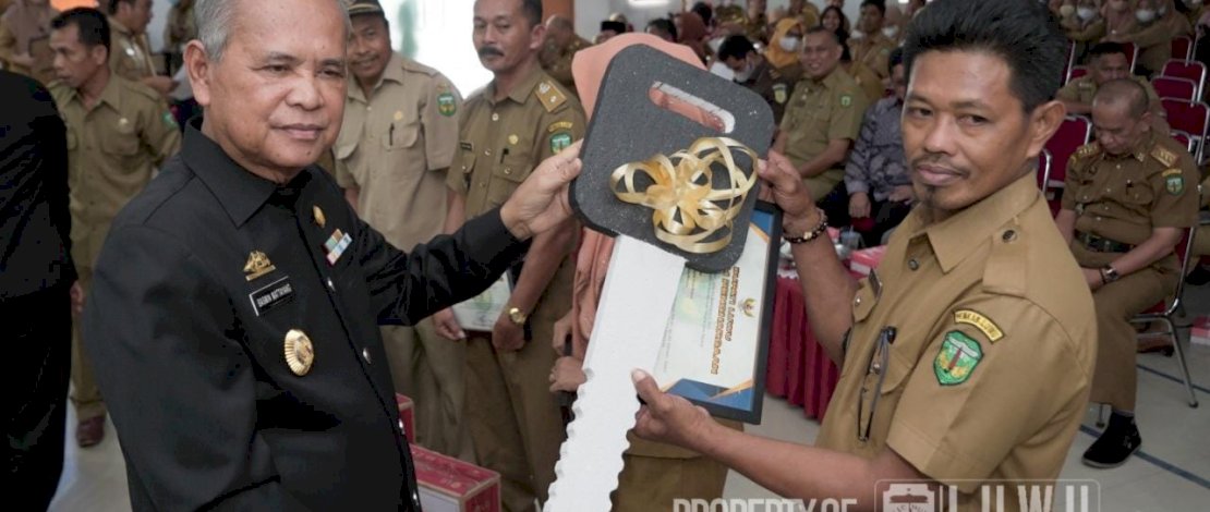 Bupati Luwu, Basmin Mattayang, memberikan penghargaan kepada Pegawai Negeri Sipil (PNS), Kepala Desa, Kelurahan, dan Wajib Pajak yang berprestasi dalam pencapaian target penerimaan Pajak Bumi dan Bangunan Pedesaan dan Perkotaan (PBB-P2). Bupati Luwu, Basmin Mattayang, memberikan penghargaan kepada Pegawai Negeri Sipil (PNS), Kepala Desa, Kelurahan, dan Wajib Pajak yang berprestasi dalam pencapaian target penerimaan Pajak Bumi dan Bangunan Pedesaan dan Perkotaan (PBB-P2).