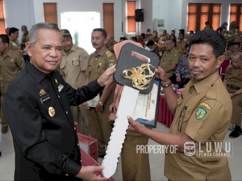 Wajib Pajak Berprestasi Terima Penghargaan Bupati Luwu