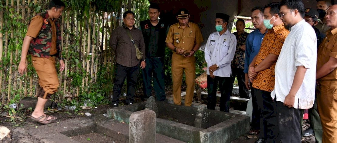 Ucapkan Belasungkawa, Gubernur Sulsel Berziarah ke Makam Istri KH Djamaluddin Amien 