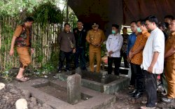 Ucapkan Belasungkawa, Gubernur Sulsel Berziarah ke Makam Istri KH Djamaluddin Amien 