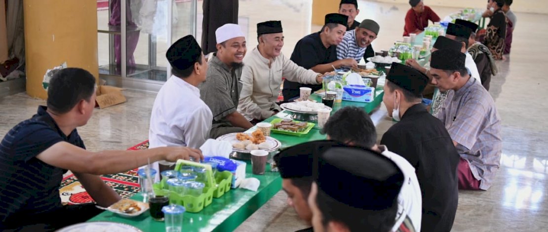 Ngopi dan Santap Kue Tradisional, Keakraban Gubernur Andi Sudirman bersama Warga Bantaeng