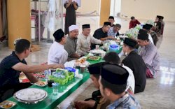 Ngopi dan Santap Kue Tradisional, Keakraban Gubernur Andi Sudirman bersama Warga Bantaeng