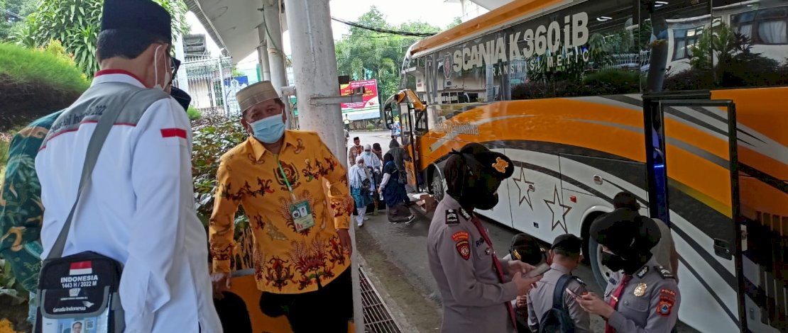 Bupati Soppeng, Kaswadi Razak, terlihat mengantar jemaah calon haji dari Kabupaten Soppeng, ke Asrama Haji Sudiang, Makassar, Kamis, 16 Juni 2022.