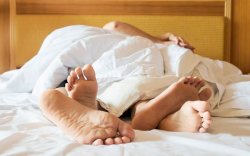 Asik Cium-Ciuman Dalam Kamar, Sepasang Pria dan Wanita Bukan Suami Istri di Bone Digrebek Warga