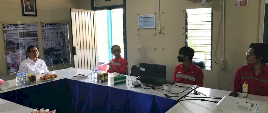 Wakil Bupati Luwu Utara, Suaib Mansur, berbincang dengan pihak Brantas Abipraya, perusahaan konstruksi yang mengerjakan Bendung Baliase.