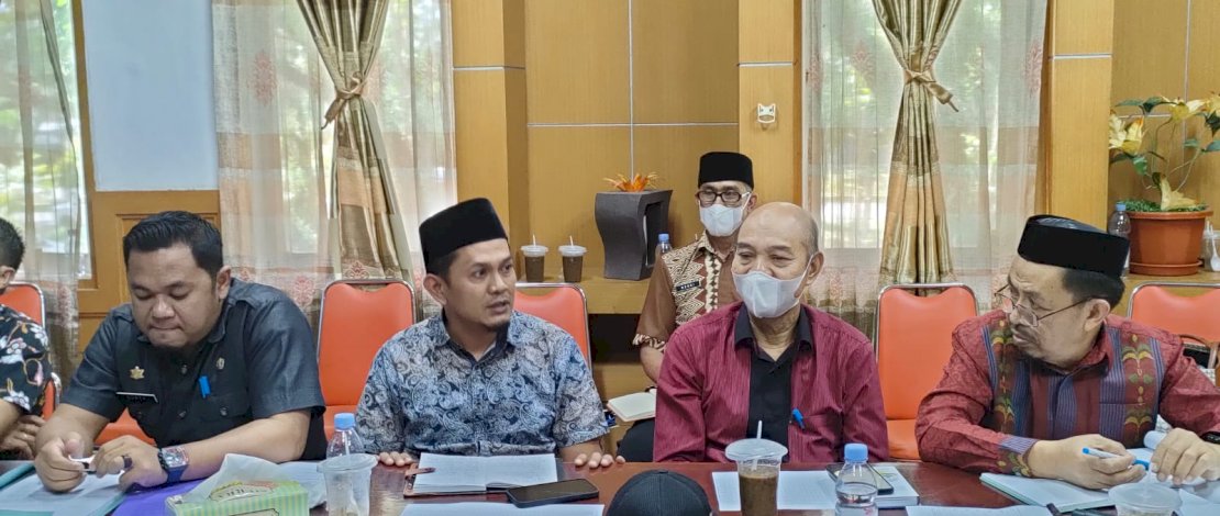 Anggota Bawaslu Luwu Utara, Ibrahim Umar, menghadiri kegiatan rapat penyusunan tahapan pelaksanaan Pilkades, di Ruang Kerja Sekretaris Daerah (Sekda), Kamis, 16 Juni 2022. Anggota Bawaslu Luwu Utara, Ibrahim Umar, menghadiri kegiatan rapat penyusunan tahapan pelaksanaan Pilkades, di Ruang Kerja Sekretaris Daerah (Sekda), Kamis, 16 Juni 2022.