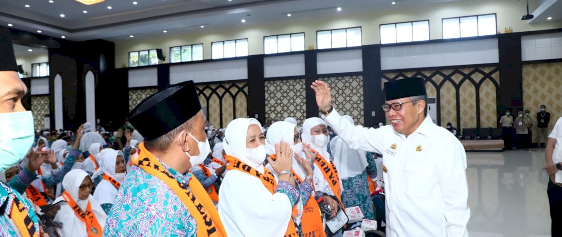 Taufan Pawe Serahkan Jemaah Calon Haji Asal Kota Parepare ke Asrama Haji Makassar