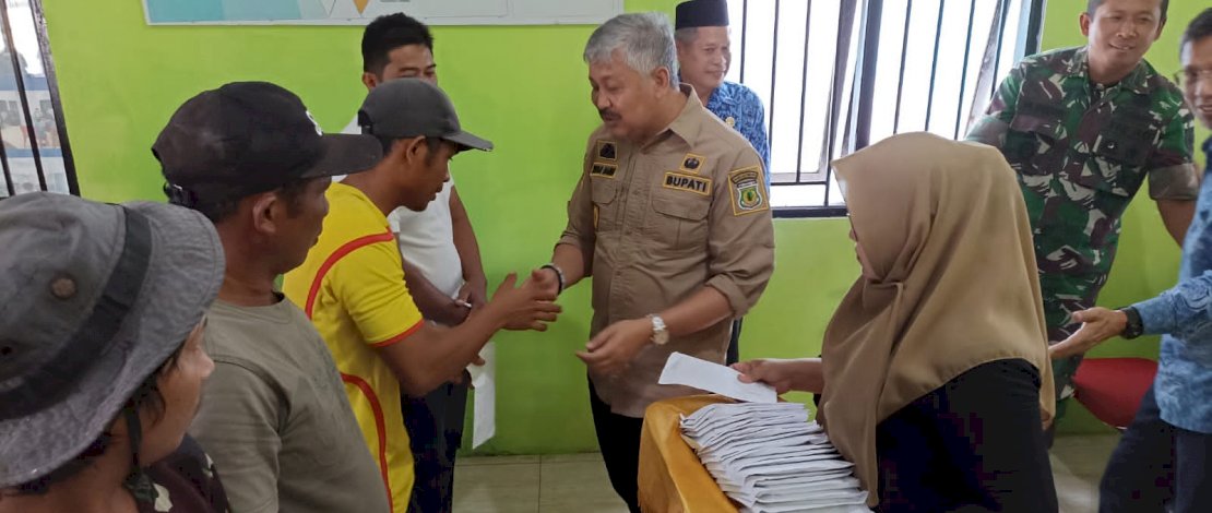 Bupati Pinrang Serahkan Bantuan Untuk Korban Bencana Angin Kencang