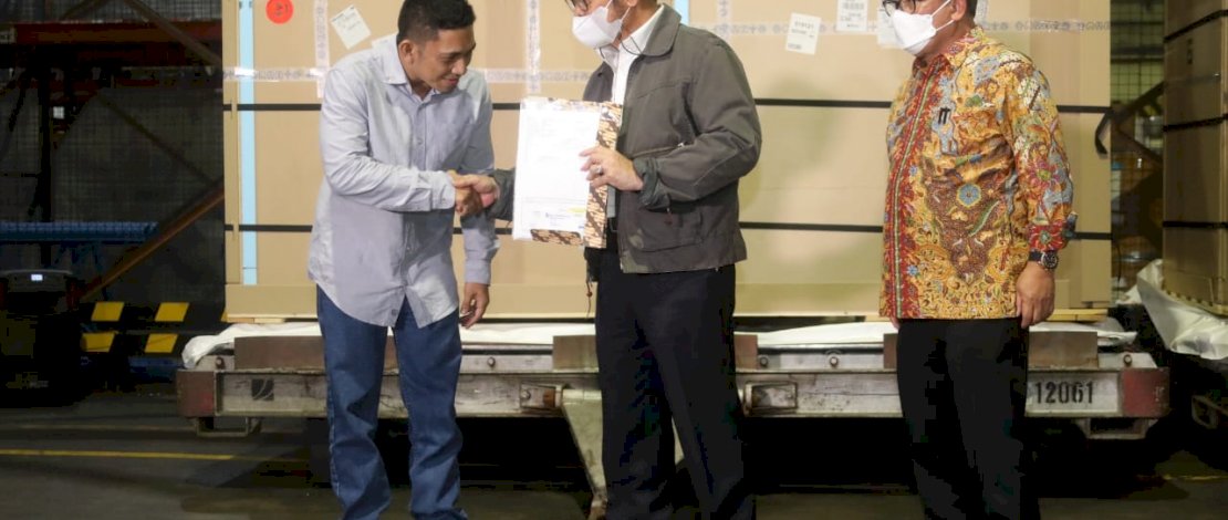 Menteri Pertanian Syahrul Yasin Limpo (Mentan SYL) menerima secara langsung kedatangan vaksin tahap kedua di Bandara Internasional Soekarno-Hatta, Tangerang Banten, Jumat dini hari tadi.