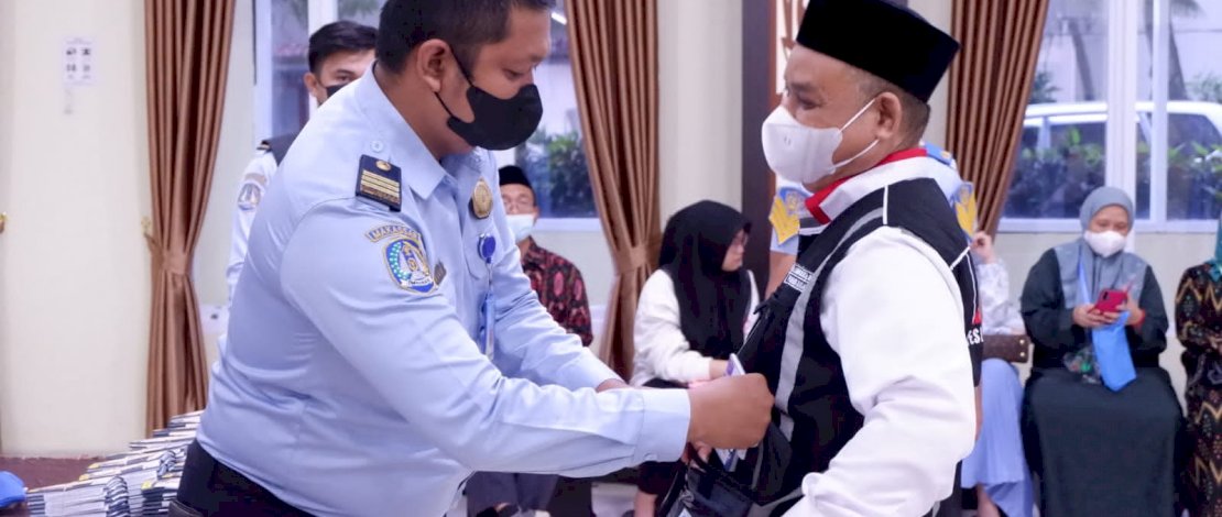 Suasana pelepasan jemaah haji kloter kedua Embarkasi Makassar, Sabtu, 18 Juni 2022.