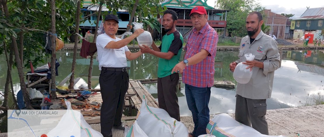 DKP Sulsel salurkan bantuan benur di Kabupaten Maros, Sabtu, 18 Juni 2022.