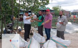 DKP Sulsel Salurkan Bantuan Benur Udang di Kabupaten Maros