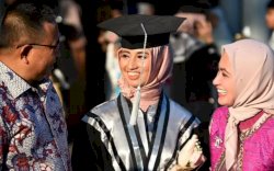 Ekspresi Sumringah Bang Fauzi dan Bupati Indah Lihat  Sang Putri Pakai Toga