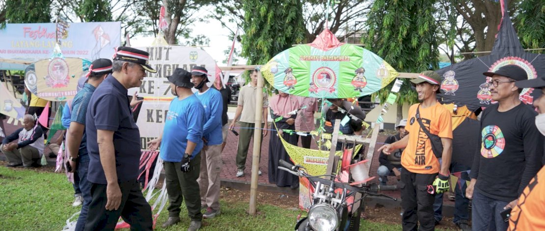 Foto: Bupati Luwu, Dr H Basmin Mattayang membuka secara resmi Festival Layang Layang didampingi Kapolres Luwu, AKBP Fajar Dani Susanto.