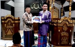 Bantu Pembangunan , Ketua DPRD Makassar Serahkan  Dana Hibah Pemkot Ke di Masjid Taqwa