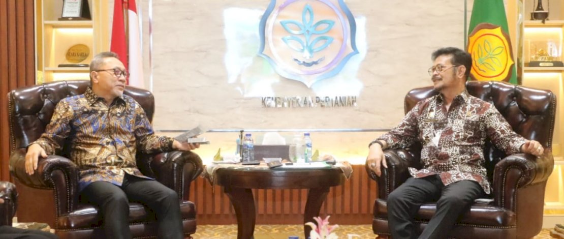 Menteri Perdagangan Zulkifli Hasan saat mendatangi Menteri Pertanian Syahrul Yasin Limpo, di ruang kerjanya, di Jakarta Selatan, Senin, 20 Juni 2022.