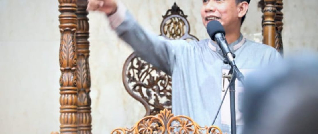 Safari Ramadan, Rudianto Lallo Serahkan BAntuan Ambulan Jenazah dan Dana Pembangunan Masjid