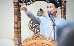 Safari Ramadan, Rudianto Lallo Serahkan BAntuan Ambulan Jenazah dan Dana Pembangunan Masjid