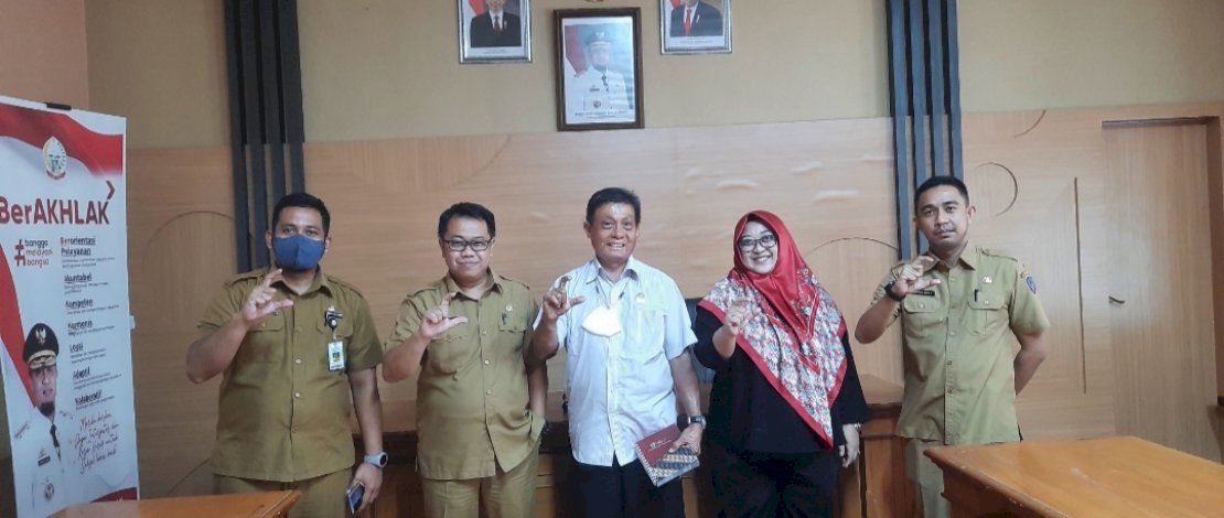 Komisioner KI Sulsel, Fauziah Erwin dan Benny Mansur, berfoto bersama sejumlah Kasubag di Dinas PMD Sulsel, jelang pelaksanaan monev tingkat desa.