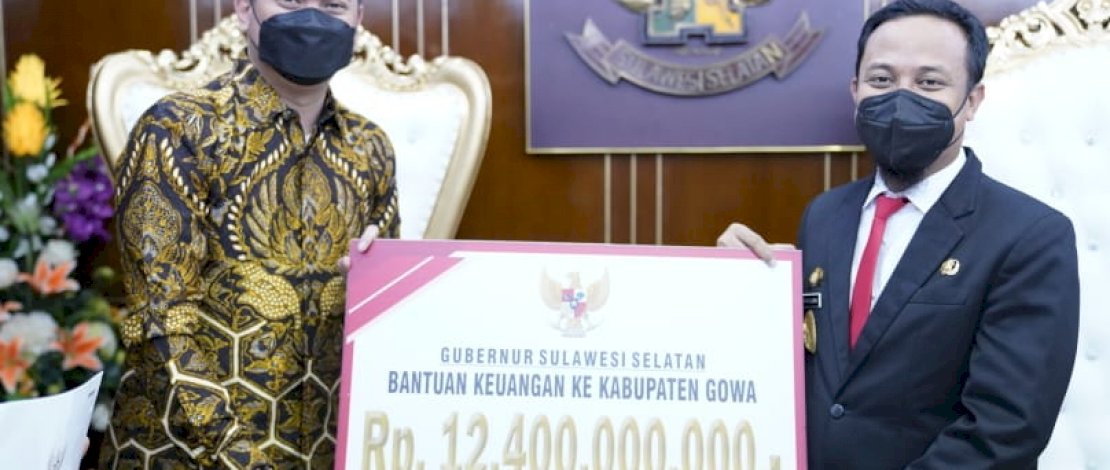 Gubernur Sulsel, Andi Sudirman Sulaiman, menyerahkan bantuan keuangan untuk Kabupaten Gowa sebesar Rp 12,4 miliar, kepada Bupati Gowa Adnan Purichta Ichsan, di Kantor Gubernur Sulsel, Senin, 20 Juni 2022.