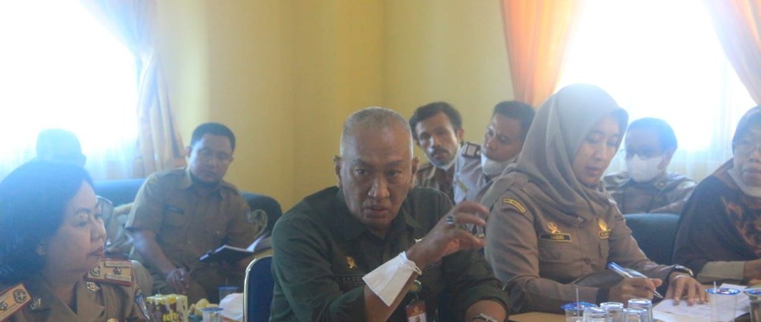 Kepala Karantina Pertanian Makassar, Lutfie Natsir, memimpin rapat penanganan PMK, di Bulukumba, Senin, 20 Juni 2022. Kepala Karantina Pertanian Makassar, Lutfie Natsir, memimpin rapat penanganan PMK, di Bulukumba, Senin, 20 Juni 2022.