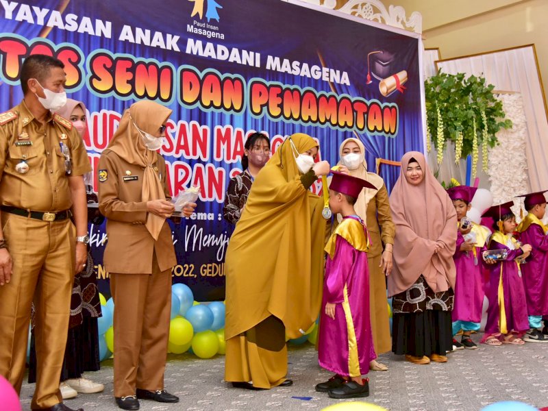Naoemi Octarina Hadiri Pentas Seni dan Penamatan PAUD Insan Masagena