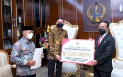 Bupati Gowa Terima Bantuan Keuangan dari&nbsp; Pemprov Sulsel Sebesar Rp 12,4 Miliar