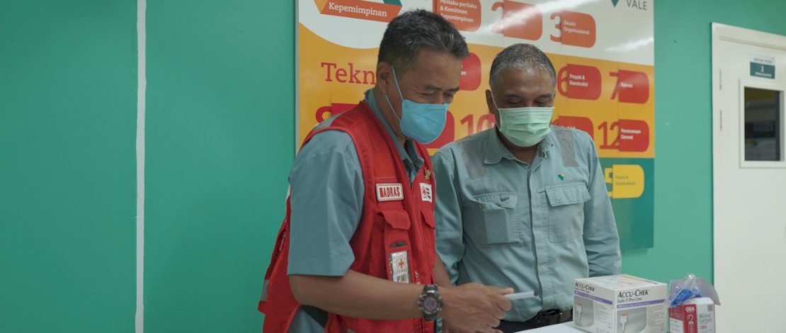 Bantu Masyarakat Lutim, PT Vale Serahkan 55.800 Unit Blood Lancet