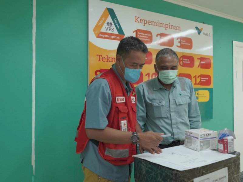 Bantu Masyarakat Lutim, PT Vale Serahkan 55.800 Unit Blood Lancet
