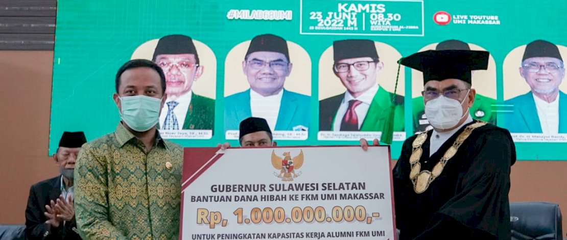Gubernur Sulsel, Andi Sudirman Sulaiman, menyerahkan dana hibah secara simbolis kepada Rektor UMI, Prof Basri Modding, pada Peringatan 68 Tahun UMI, Embracing Smart University, di Auditorium Al Jibra UMI, Kamis, 23 Juni 2022. Gubernur Sulsel, Andi Sudirman Sulaiman, menyerahkan dana hibah secara simbolis kepada Rektor UMI, Prof Basri Modding, pada Peringatan 68 Tahun UMI, Embracing Smart University, di Auditorium Al Jibra UMI, Kamis, 23 Juni 2022.
