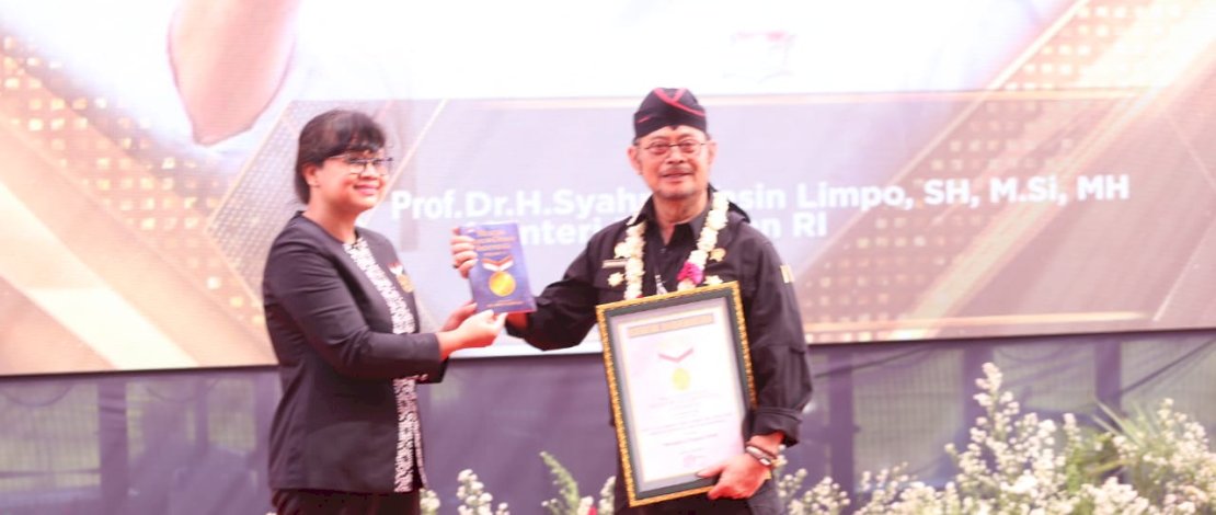 Menteri Pertanian, Syahrul Yasin Limpo, menerima piagam Rekor MURI.