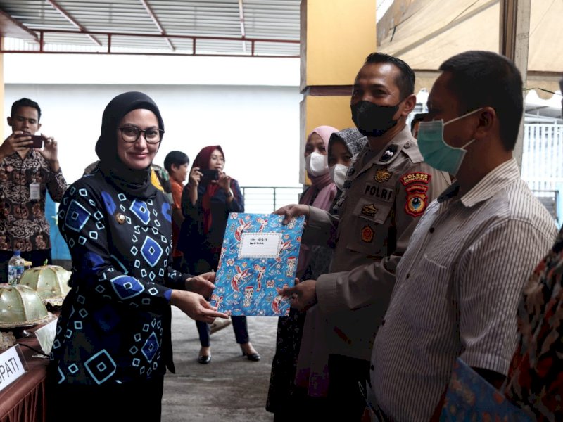 Bupati Indah Serahkan Sertifikat Tanah Gratis untuk 100 Warga Kelurahan Kappuna Masamba