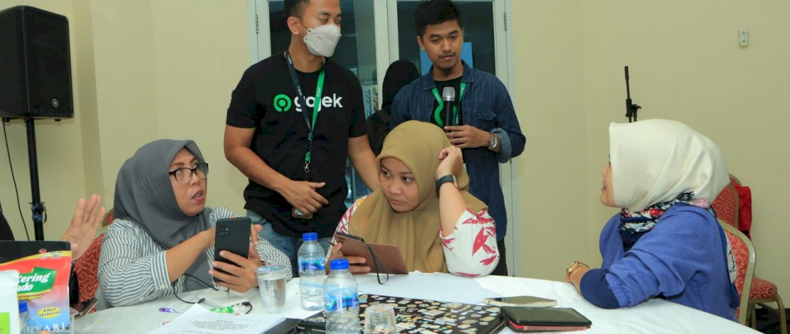 Pelatihan digitalisasi pemasaran dan manajemen produk halal bagi koperasi, UMKM dan wirausaha.