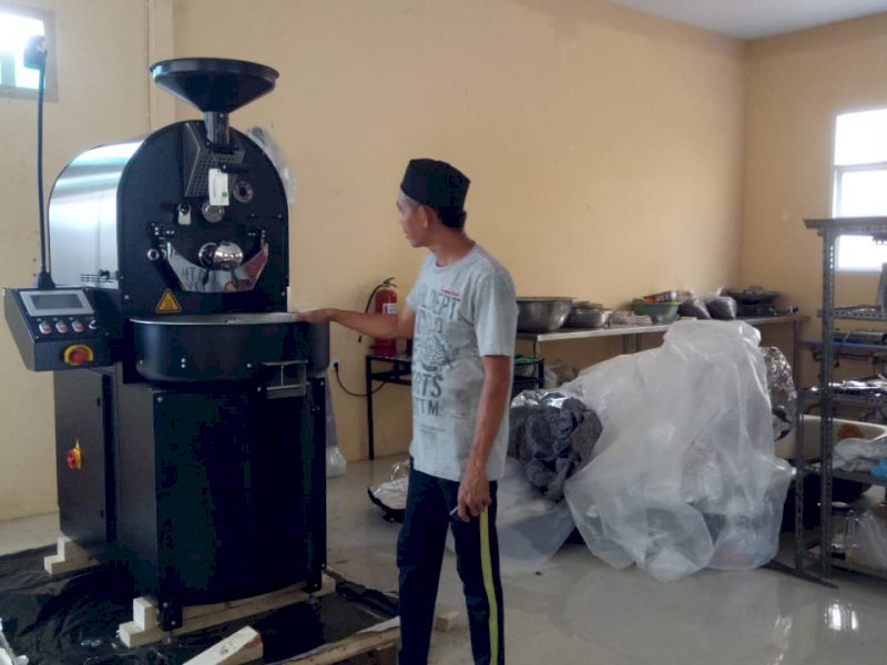 Pemprov Sulsel Salurkan Bantuan Mesin Pengolahan Kopi untuk IKM di Luwu