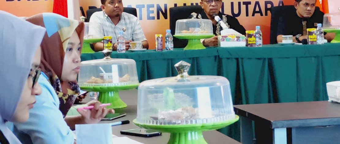 Ketua Bawaslu Sulsel, HL Arumahi, melakukan monitoring dan evaluasi (Monev) hasil pengawasan Daftar Pemilih Berkelanjutan (DPB), di Sekretariat Bawaslu Luwu Utara, kemarin, Jum'at, 24 Juni 2022.