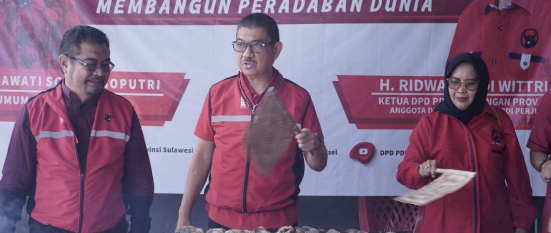 Ketua DPD PDIP Sulsel didampingi pengurus mengipas ikan pada festival ikan bakar nusantara, Sabtu (25/6/2022)