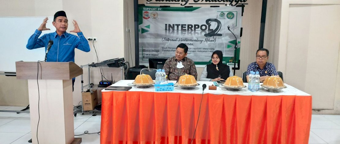 Ketua DPRD Makassar, Rudianto Lallo mengapresiasi Mahasiswa UIN Alauddin Makassar jurusan ilmu hukum yang melaksanakan internal parlianmentary school (Interpol) dengan DPRD Makassar.di Baruga Karaeng Matoaya Rumah Jabatan Ketua DPRD Makassar, Jalan Hertasning, Sabtu 25/6/2022.