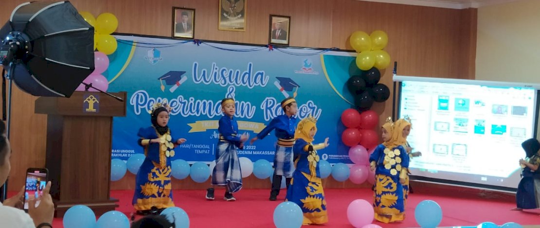TKIT Muslih Gowa Gelar Wisuda dan Penerimaan Rapot Angkatan Pertama