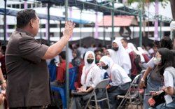 Abdul Hayat Harap Peserta Olimpiade Bahasa dan Sastra UNM Bisa Adaptasi dengan Kemajuan Teknologi