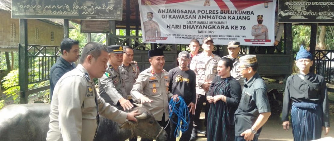 Sambut HUT Bhayangkara, Polres Bulukumba Bagi Sembako di Kawasan Adat Ammatoa Sambut HUT Bhayangkara, Polres Bulukumba Bagi Sembako di Kawasan Adat Ammatoa
