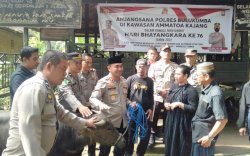 Sambut HUT Bhayangkara, Polres Bulukumba Bagi Sembako di Kawasan Adat Ammatoa