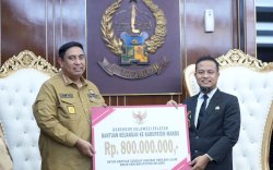 Respon Bencana Alam, Gubernur Sulsel Serahkan Bantuan Rp800 Juta